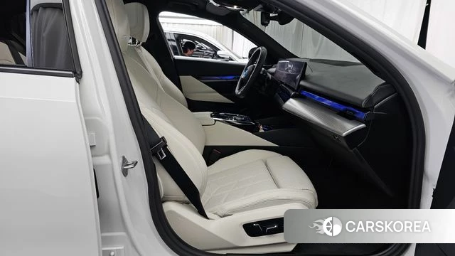 BMW 5 Series (G60) 2025 Белый из Кореи, фото 2