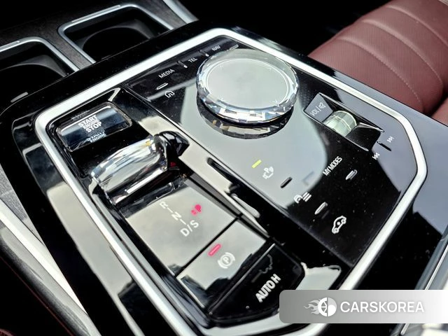 BMW 7 Series (G70) 2023 Белый из Кореи, фото 2