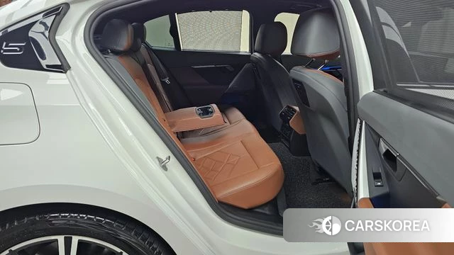 BMW 5 Series (G60) 2025 Белый из Кореи, фото 2