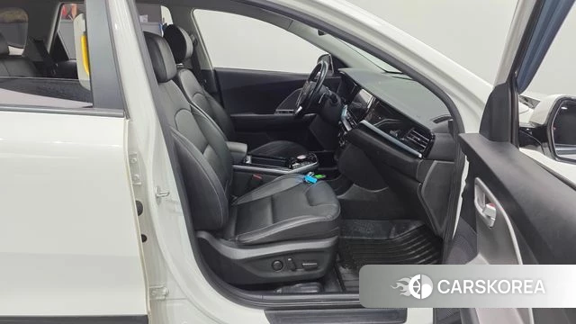 Kia Niro Plus 2023 Белый из Кореи, фото 2