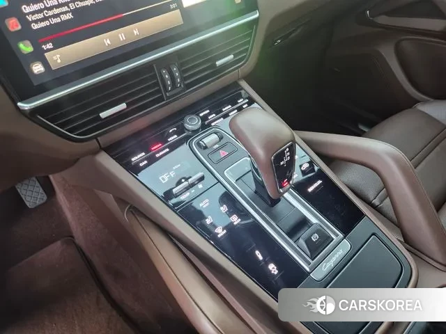 Porsche Cayenne (PO536) 2023 Светло-серебряный цвет из Кореи, фото 2