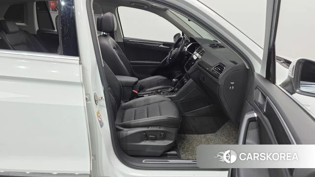 Volkswagen Tiguan second Generation 2020 Белый из Кореи, фото 2