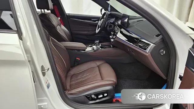 BMW 5 Series (G30) 2021 Белый из Кореи, фото 2