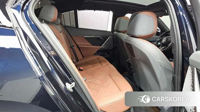 BMW 5 Series (G60) 2025 Черный из Кореи, фото 2