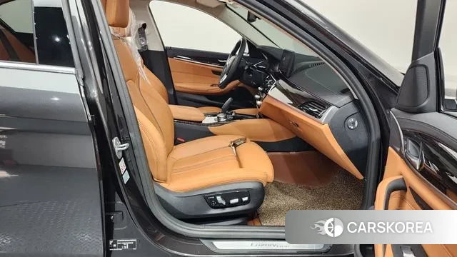 BMW 5 Series (G30) 2023 Серый из Кореи, фото 2