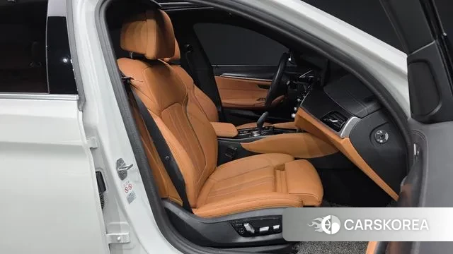 BMW 5 Series (G30) 2023 Белый из Кореи, фото 2