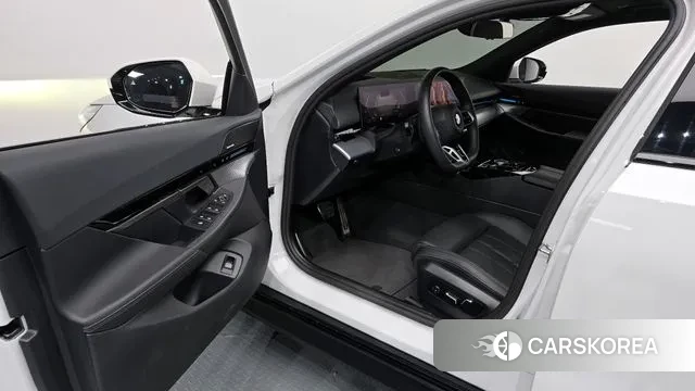 BMW 5 Series (G60) 2024 Белый из Кореи, фото 2