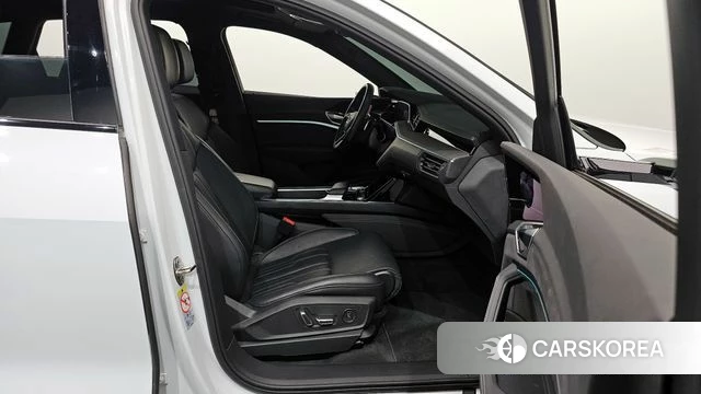 Audi e-Tron 2022 Белый из Кореи, фото 2