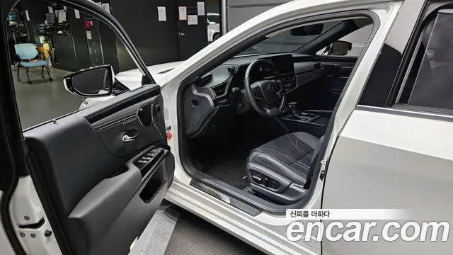 Lexus ES300h 7th generation 2023 Белый из Кореи, фото 2