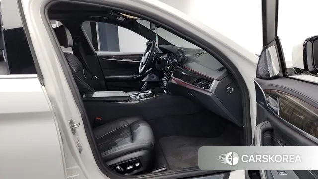 BMW 5 Series (G30) 2018 Белый из Кореи, фото 2