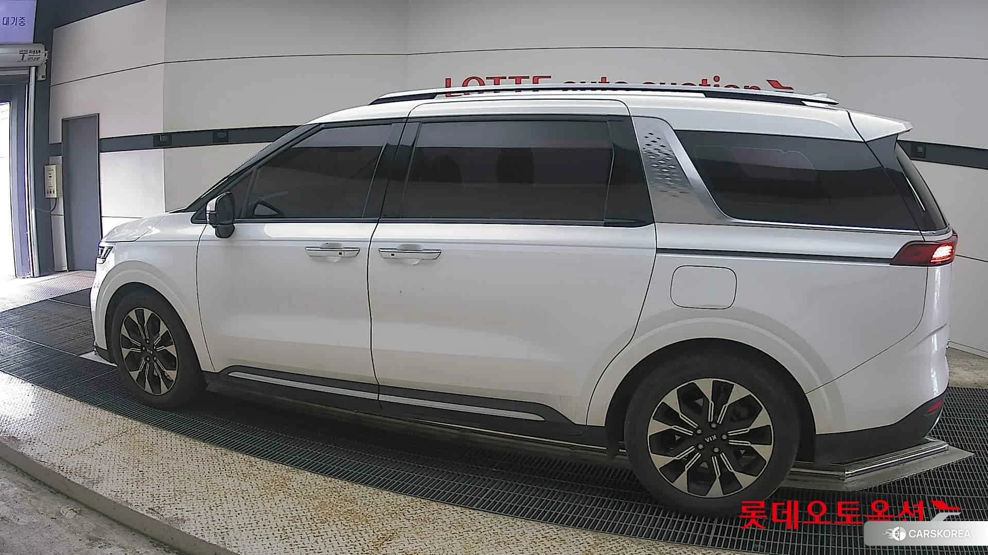 Kia Carnival Limousine 2021 Snow White Pearl (optional) из Кореи, фото 2