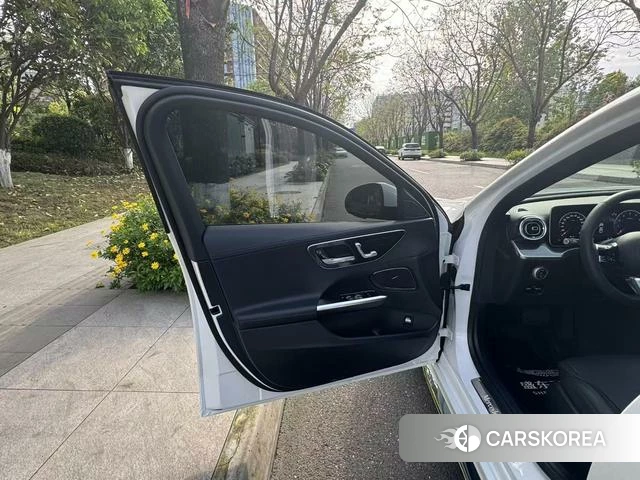 Mercedes-Benz Class C 2024 Белый из Китая, фото 2