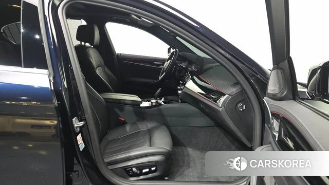 BMW 5 Series (G30) 2022 Черный из Кореи, фото 2