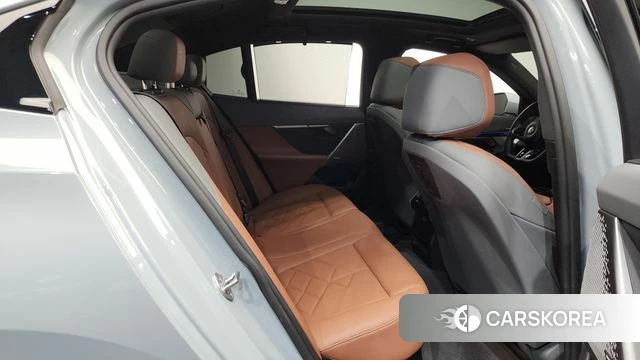 BMW 5 Series (G60) 2024 Светло-серебряный цвет из Кореи, фото 2