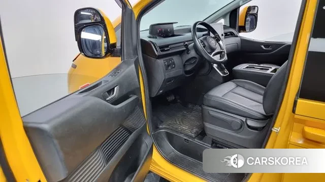 Hyundai Staria 2023 Желтый из Кореи, фото 2