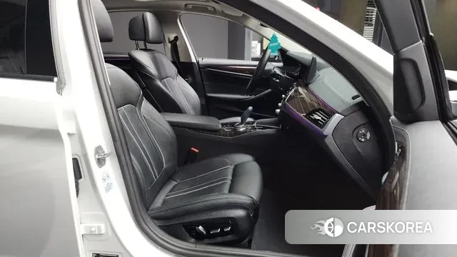 BMW 5 Series (G30) 2022 Белый из Кореи, фото 2