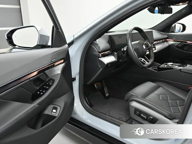 BMW 5 Series (G60) 2026 Светло-серебряный цвет из Кореи, фото 2