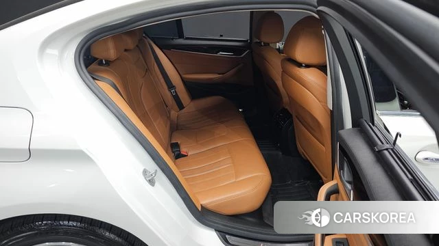 BMW 5 Series (G30) 2018 Белый из Кореи, фото 2