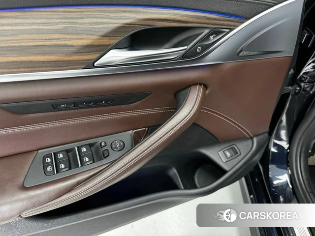 BMW 5 Series (G30) 2018 Черный из Кореи, фото 2
