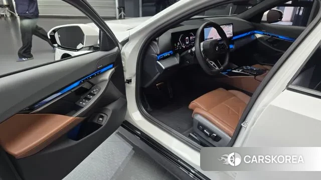 BMW 5 Series (G60) 2024 Белый из Кореи, фото 2