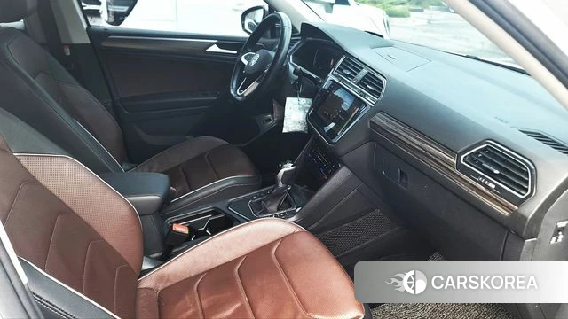 Volkswagen Tiguan Allspace 2023 Белый из Кореи, фото 2