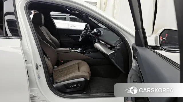 BMW 5 Series (G60) 2023 Белый из Кореи, фото 2