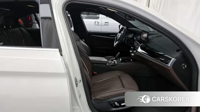 BMW 5 Series (G30) 2023 Белый из Кореи, фото 2