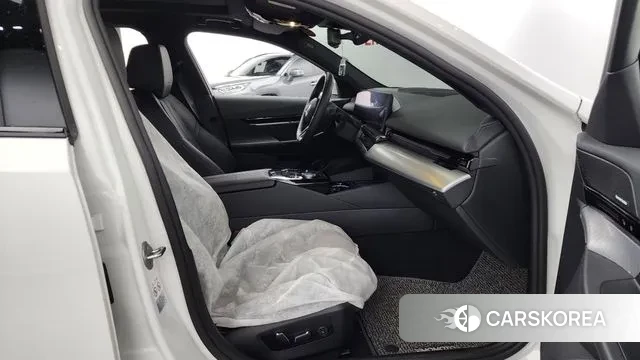 BMW 5 Series (G60) 2024 Белый из Кореи, фото 2