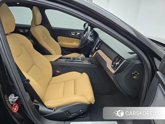 Volvo S60 3rd generation 2023 Черный из Кореи, фото 2