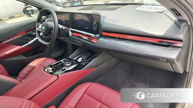 BMW i5 2025 Серебристо-серый из Китая, фото 2