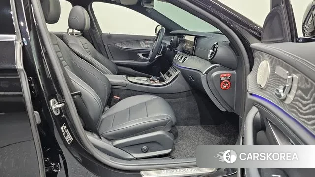 Mercedes-Benz E-Class W213 2021 Черный из Кореи, фото 2