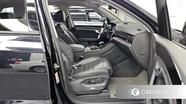 Volkswagen Touareg 3rd generation 2020 Черный из Кореи, фото 2