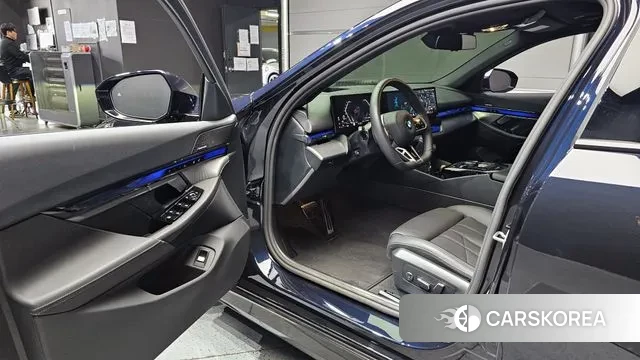 BMW 5 Series (G60) 2025 Черный из Кореи, фото 2