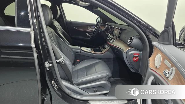 Mercedes-Benz E-Class W213 2021 Черный из Кореи, фото 2