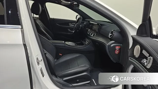 Mercedes-Benz E-Class W213 2022 Белый из Кореи, фото 2