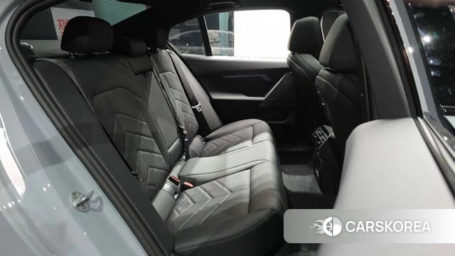 BMW 5 Series (G60) 2025 Серебристо-серый из Кореи, фото 2