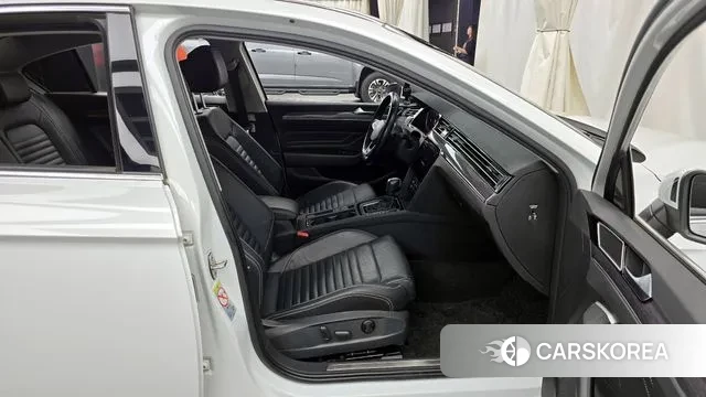 Volkswagen Passat GT (B8) 2021 Белый из Кореи, фото 2