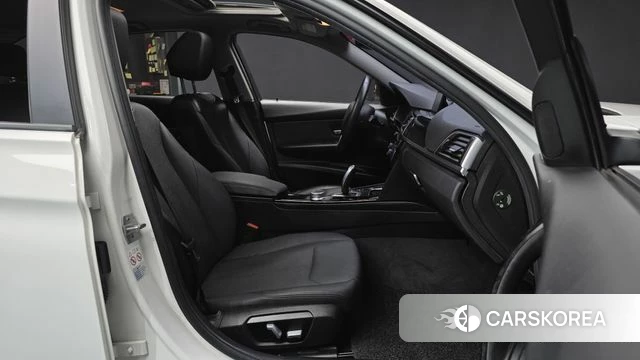 BMW 3 Series (F30) 2018 Белый из Кореи, фото 2