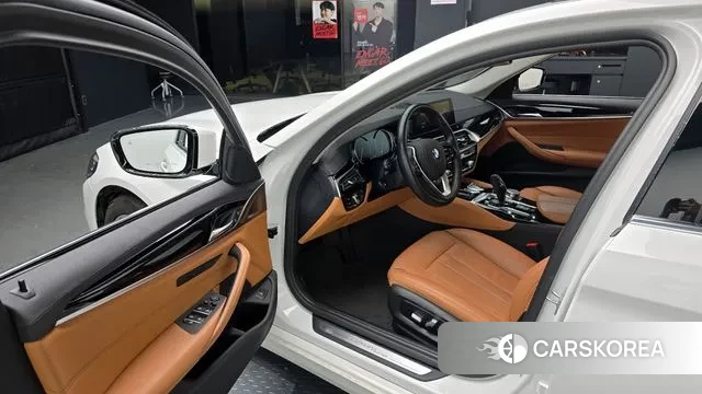 BMW 5 Series (G30) 2018 Белый из Кореи, фото 2