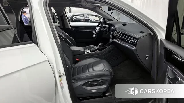 Volkswagen Touareg 3rd generation 2020 Белый из Кореи, фото 2