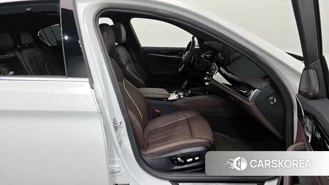 BMW 5 Series (G30) 2023 Белый из Кореи, фото 2