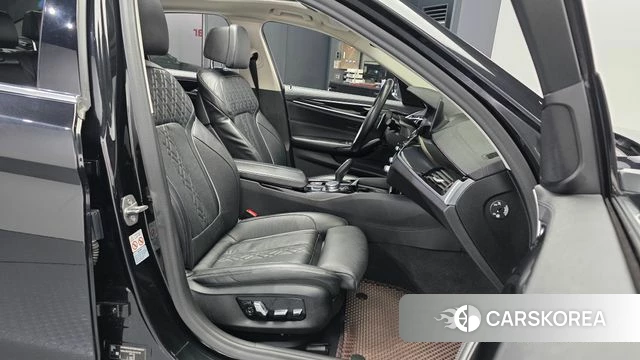 BMW 5 Series (G30) 2019 Черный из Кореи, фото 2