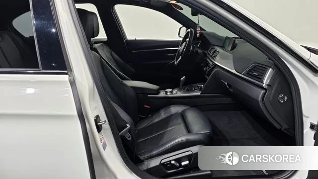 BMW 3 Series (F30) 2018 Белый из Кореи, фото 2