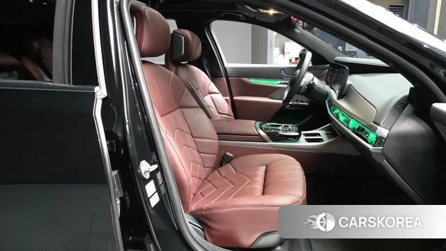 BMW 7 Series (G70) 2022 Черный из Кореи, фото 2