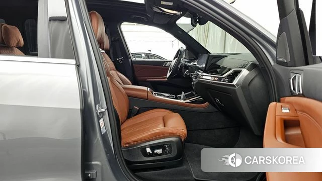 BMW X7 (G07) 2023 Серебристо-серый из Кореи, фото 2