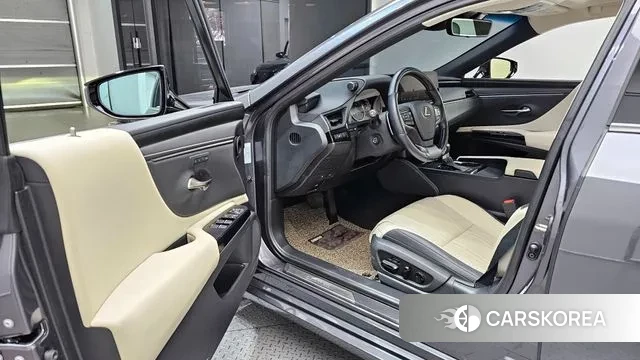 Lexus ES300h 7th generation 2022 Серый из Кореи, фото 2