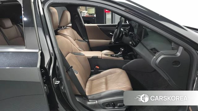 Lexus ES300h 7th generation 2023 Черный из Кореи, фото 2