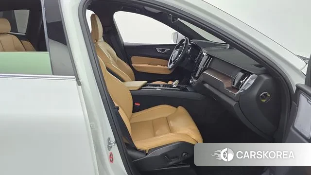 Volvo XC60 second Generation 2021 Белый из Кореи, фото 2