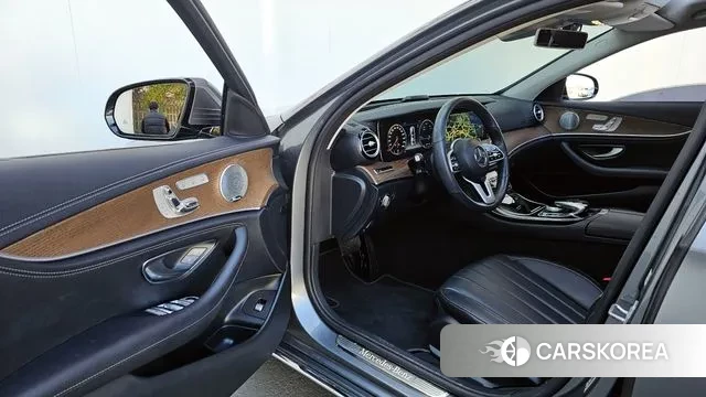 Mercedes-Benz E-Class W213 2018 Серый из Кореи, фото 2