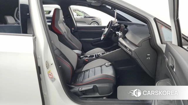 Volkswagen Golf 8th Generation 2023 Белый из Кореи, фото 2